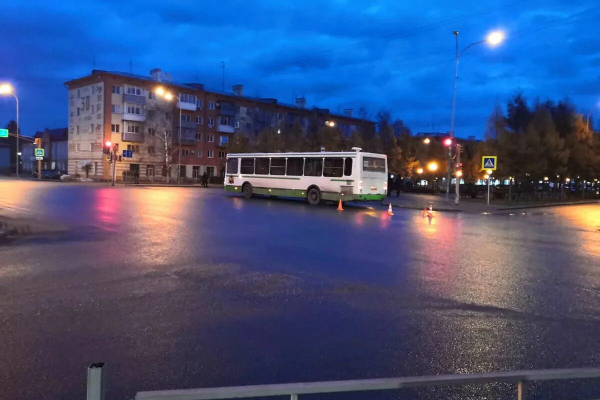 Автобус белово. Остановка кузбасс. Белово рынок. Магазин обоев в белово. Вокзальная останлвеа белово.