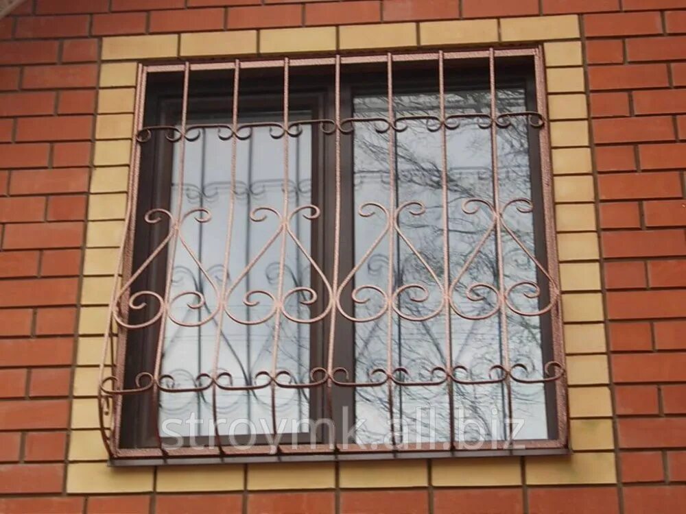 Покраска решеток. Покрасить решетки на окнах. решетка крашенная. покраска оконных решеток. кованная решетка на окно с поликарбонатом.