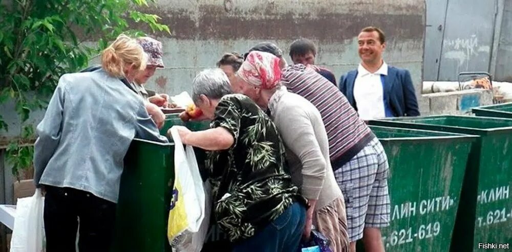 Нищие пенсионеры. Нищие пенсионеры России. Пенсионеры в мусорных Баках. Пенсионеры в России нищета. Люди станут беднее