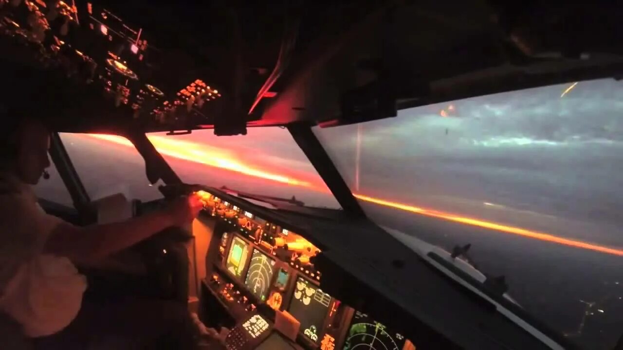 вид из кабины боинга 747. видео из кабины пилотов самолета. кабина самолета. видео из кабины пилотов самолета. Airbus a380 кабина пилота.