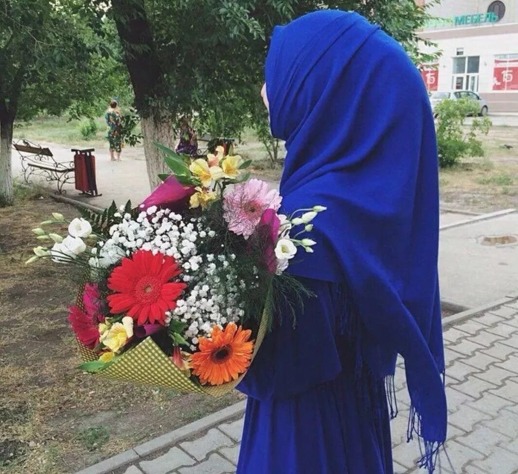 Вк мусульманские. Девушка в хиджабе с букетом цветов. Мусульманка с цветами. Девушка в хиджабе с цветами. Девочки в хиджабе с цветами.