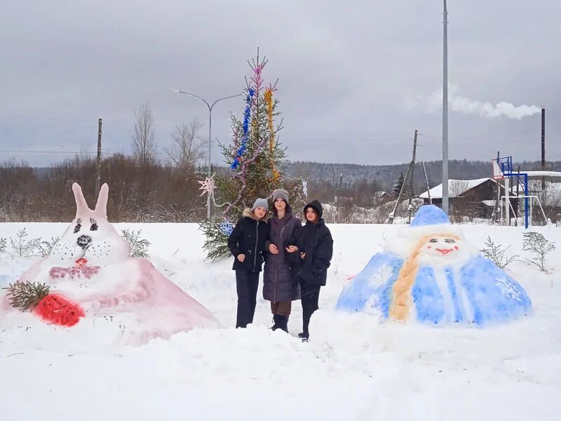 Погода на неделю добрянка пермский. Конкурс снежных фигур. Якутск снежные фигуры. Добрянка Пермский край. Снежный городок в Якутии.