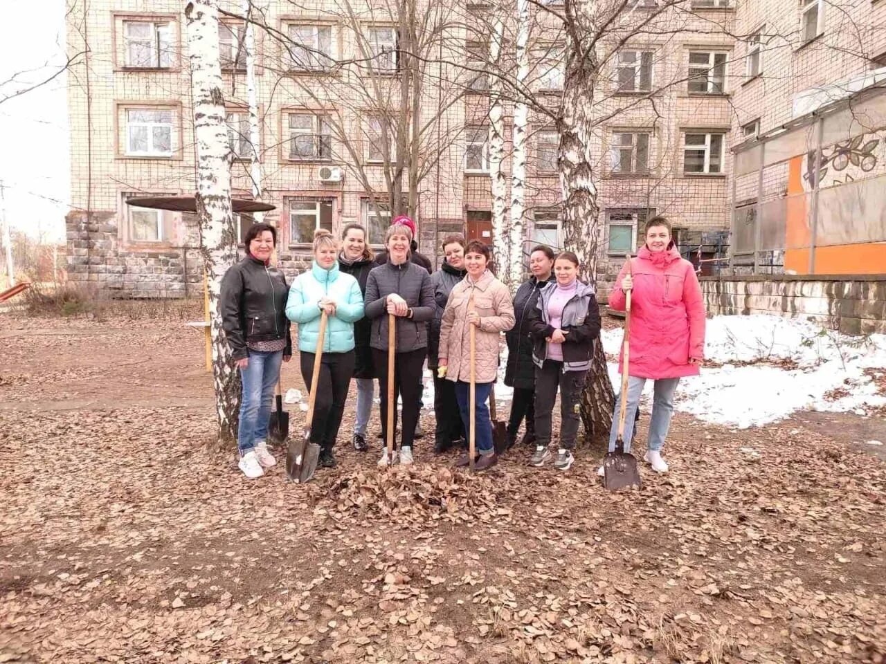 В городском дворе весной. Торги МУП Г Сарапула ГТС. Прошел субботник  в больнице. Новости Сарапула.