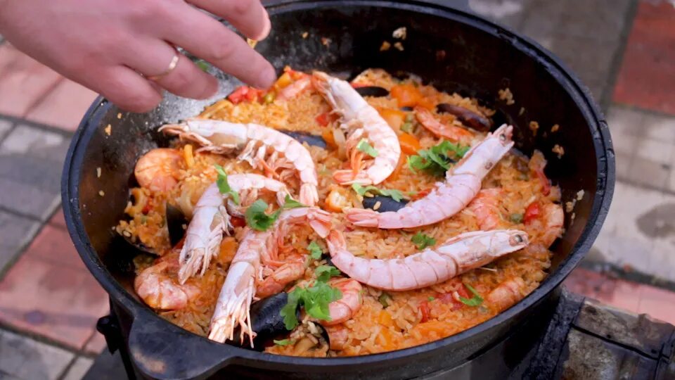 Морепродукты в казане рецепты. Креветки в казане на костре. Креветки в казане на костре. Паэлья с морепродуктами в пакете. Жареные креветки в казане на костре.