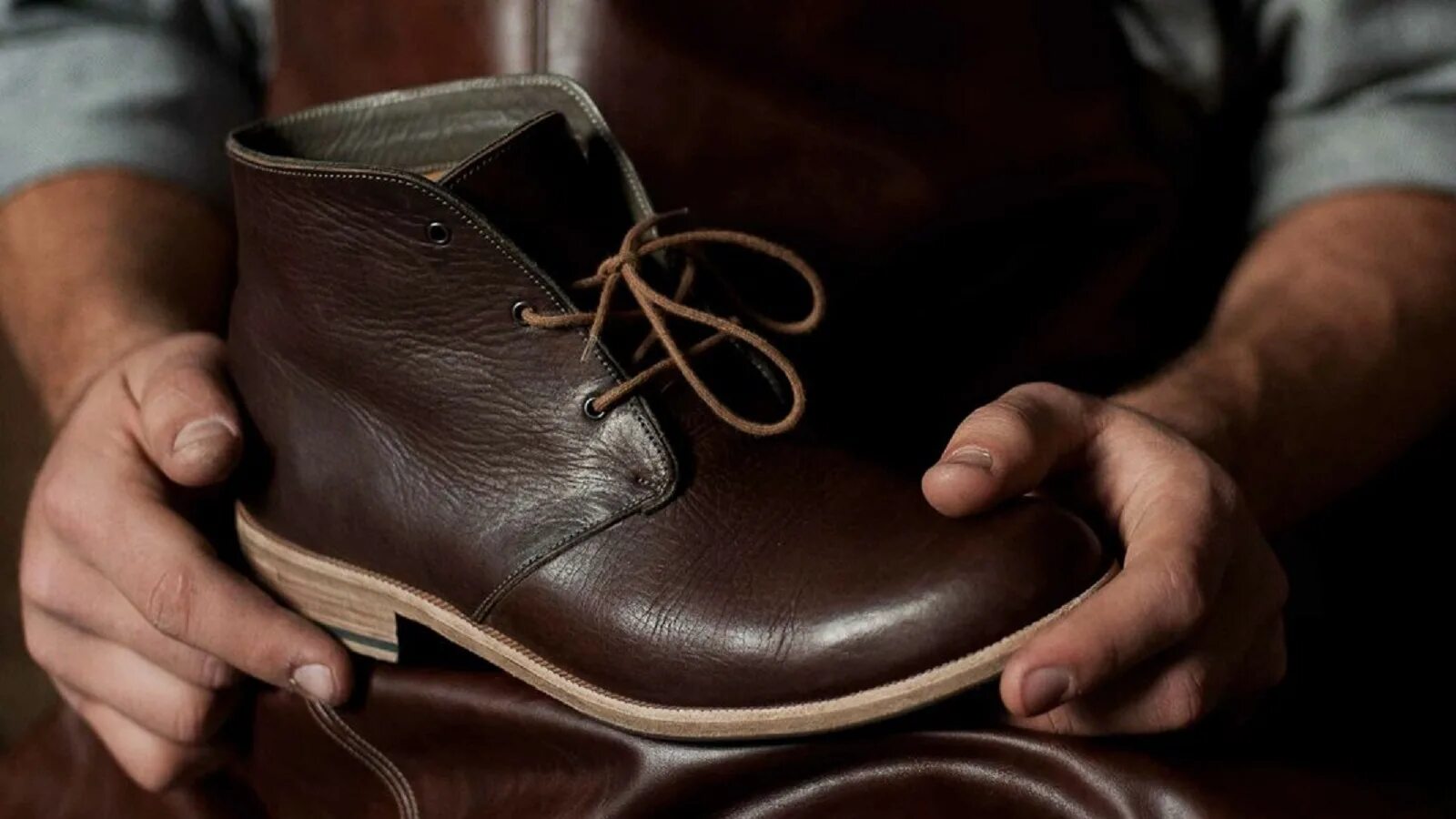 Сапожник чинит обувь. Затяжчик обуви. Сапожник чинит обувь. Сапожник ремонт обуви. Сапожник чинит обувь.
