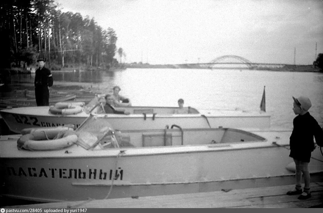 Спасатель на лодочной станции. Водно спасательная станция. лодочной спасательная станция. спасательные станции на воде.