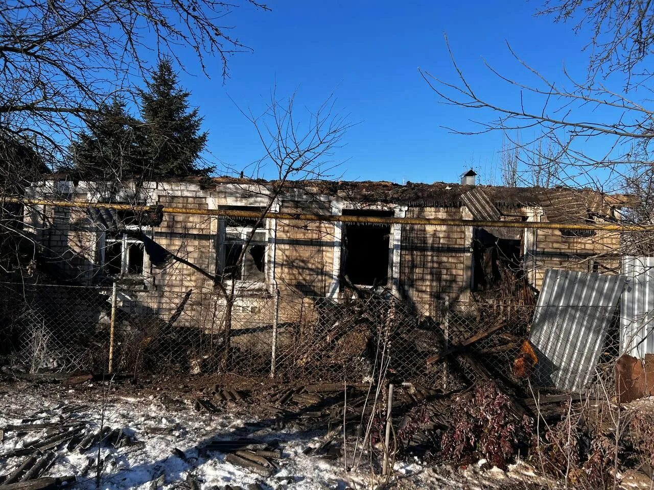Разрушенные дома на Донбассе и школы. Разрушенный Донбасс. Разрушенные дома в Украине. Разваленный дом.