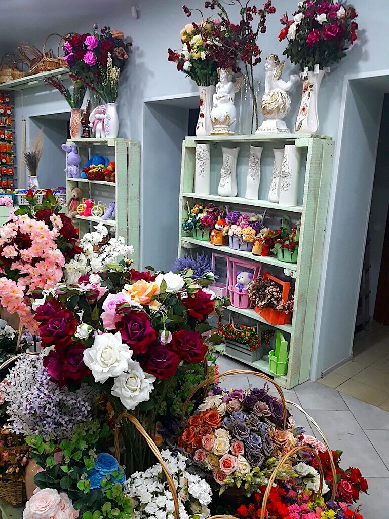 Цветочный магазин на советской. Цветочный магазин. Цветы в цветочном магазине. Ассортимент цветочного магазина. Цветы магазинные.