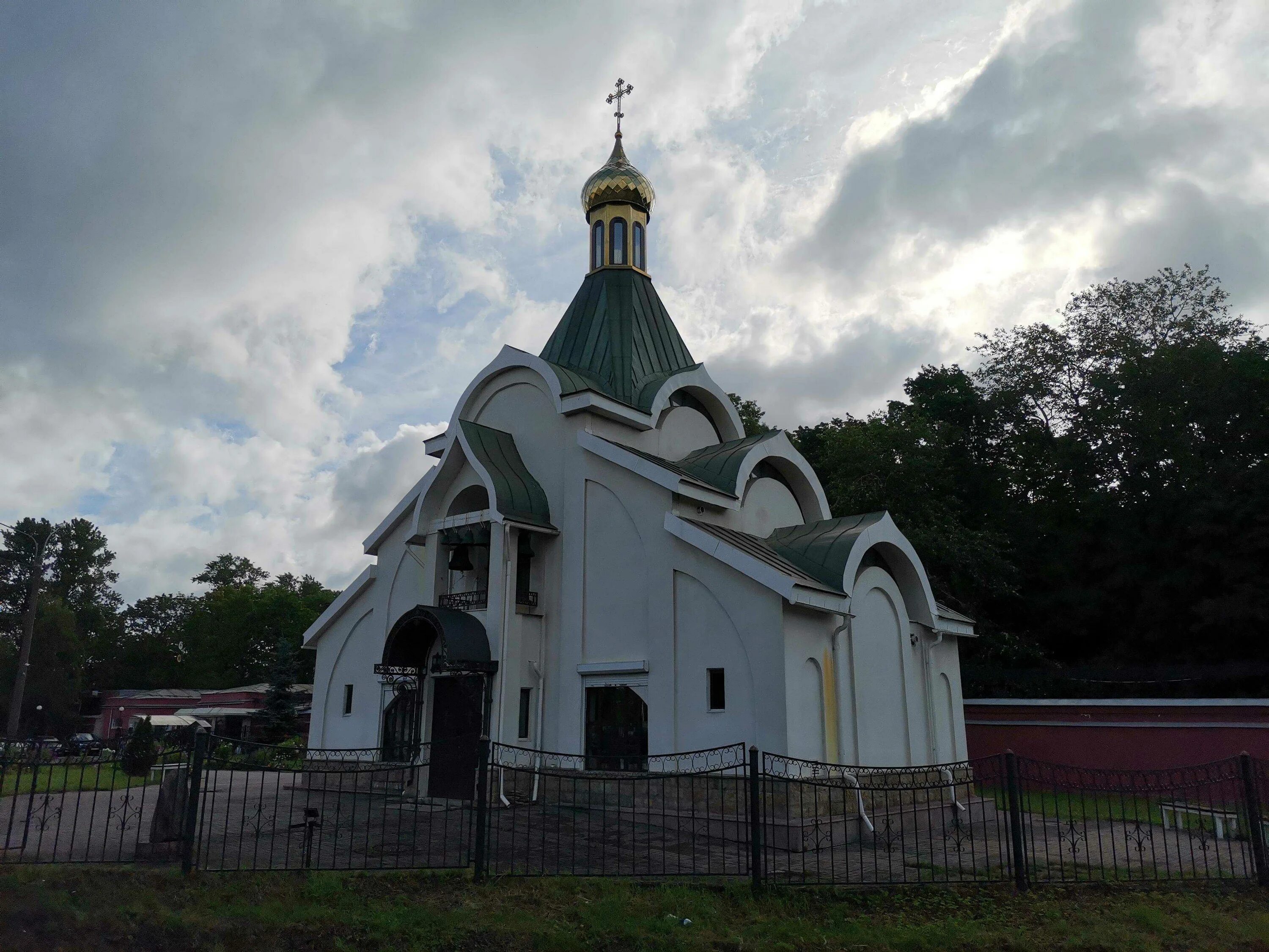 Казанская Церковь Санкт-Петербург красненькое кладбище. Церковь у красненького кладбища. Казанский храм у красненького кладбища. Церковь на Стачек СПБ. Красненькое кладбище спб