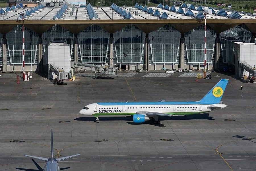 Пулково узбекистан. Boeing 767 uzbekistan airways. Аэропорт пулково самолеты. Происшествие в пулково. Ташкент аэропорт пулково.