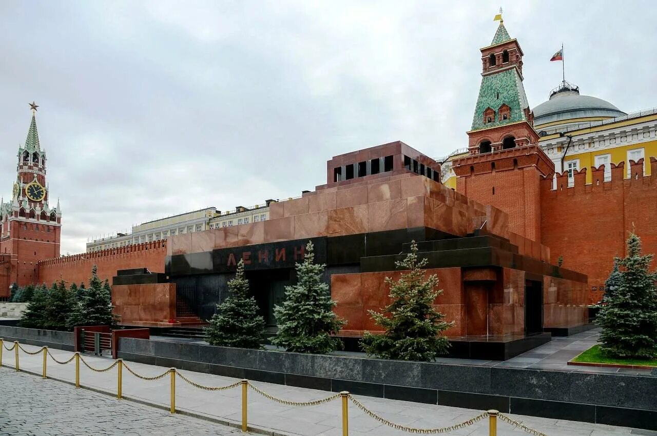 Кремлевские ленин. Мавзолей в.и Ленина на красной площади в Москве. Щусев мавзолей Ленина. Ленин на красной площади в мавзолее.