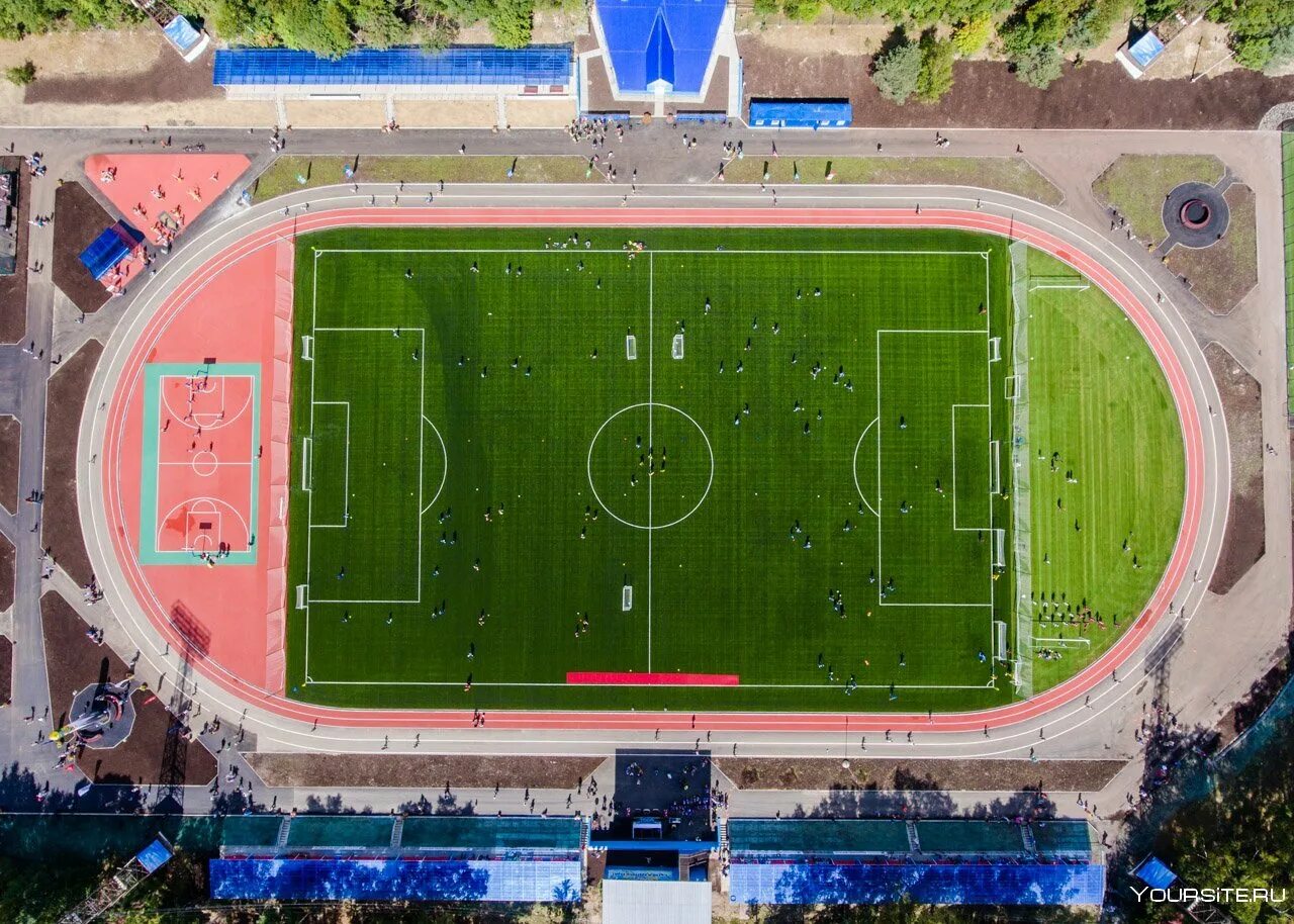 Стадион сверху. Стадион космос Южно-Сахалинск. Стадион космос Сахалин. Футбольный стадион парк Гагарина Самара сверху.