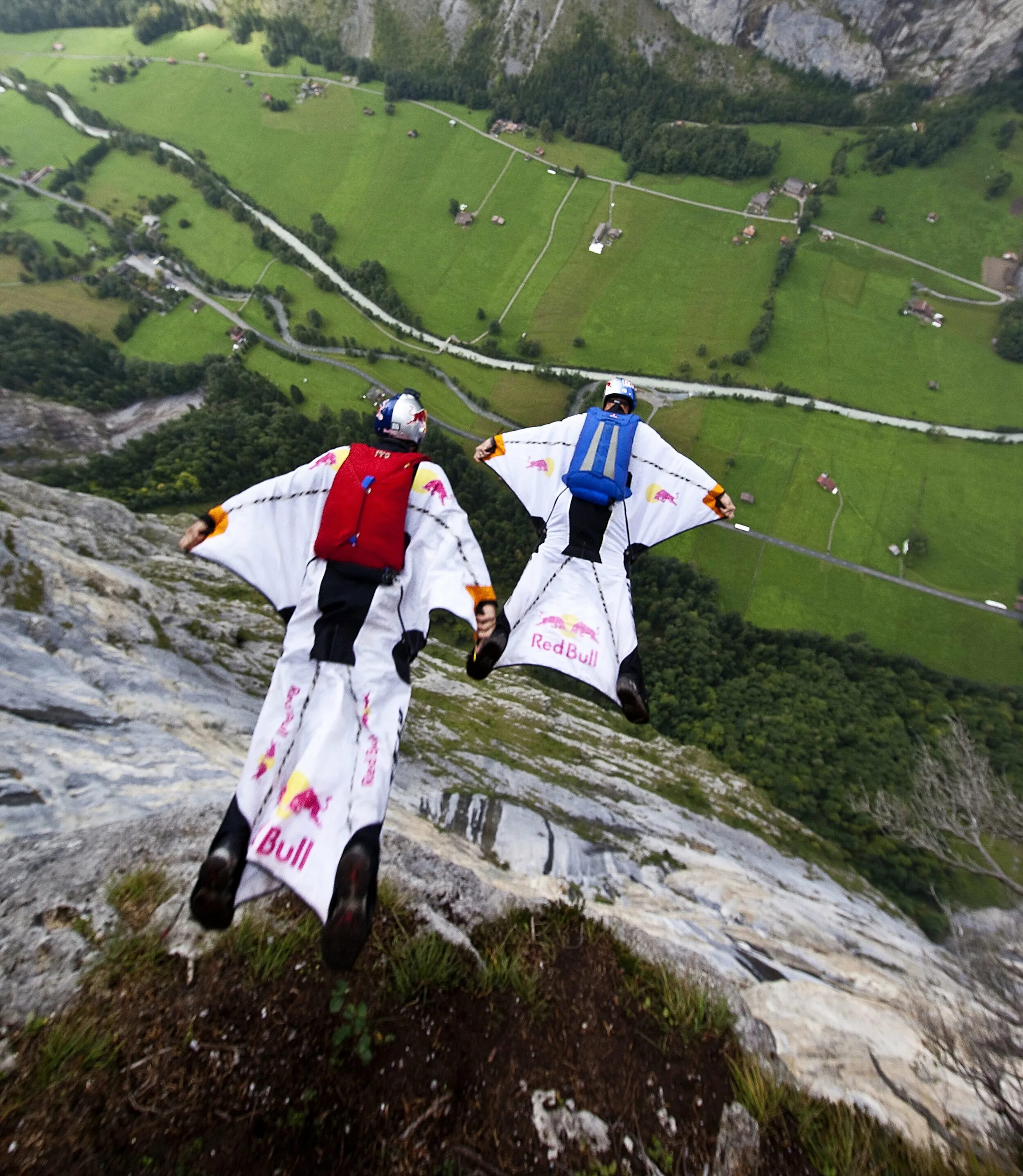 Wingsuit fly. Вингсьют Red bull. Вингсьют бейсджампинг. Вингсьют полет. Лаутербруннен бейсджампинг.