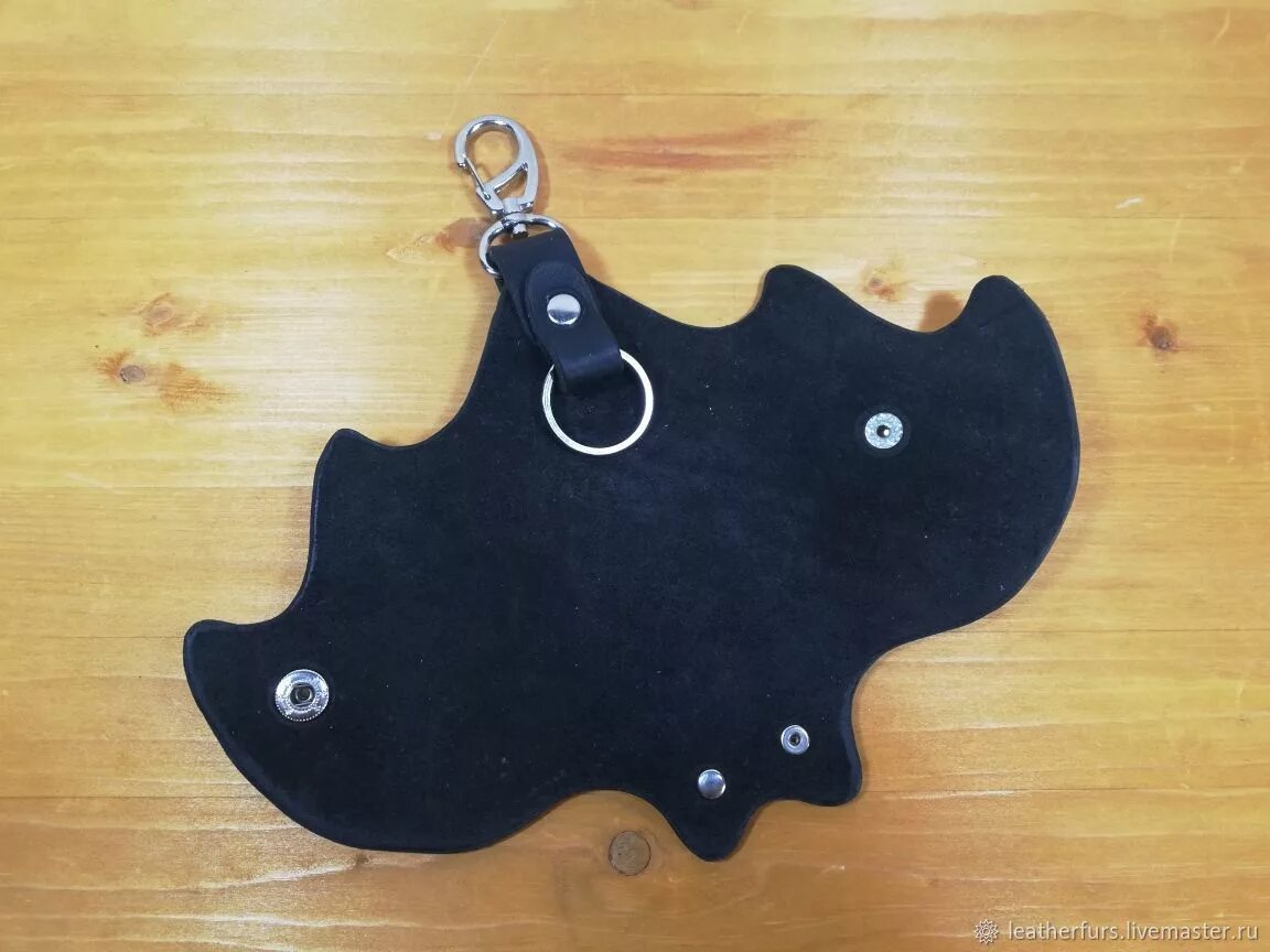 Ключница летучая мышь бэтмен. Лекало ключницы из кожи. Кожа летучей мыши. Ключница летучая мышь. Ключница в виде летучей мыши.