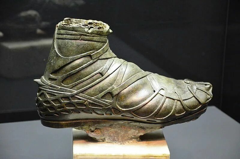 Первые сандали. Калиги обувь древний Рим. Обувь Солеа древний Рим. Обувь римлян в древнем Риме. Сандали Солеа древний Рим.