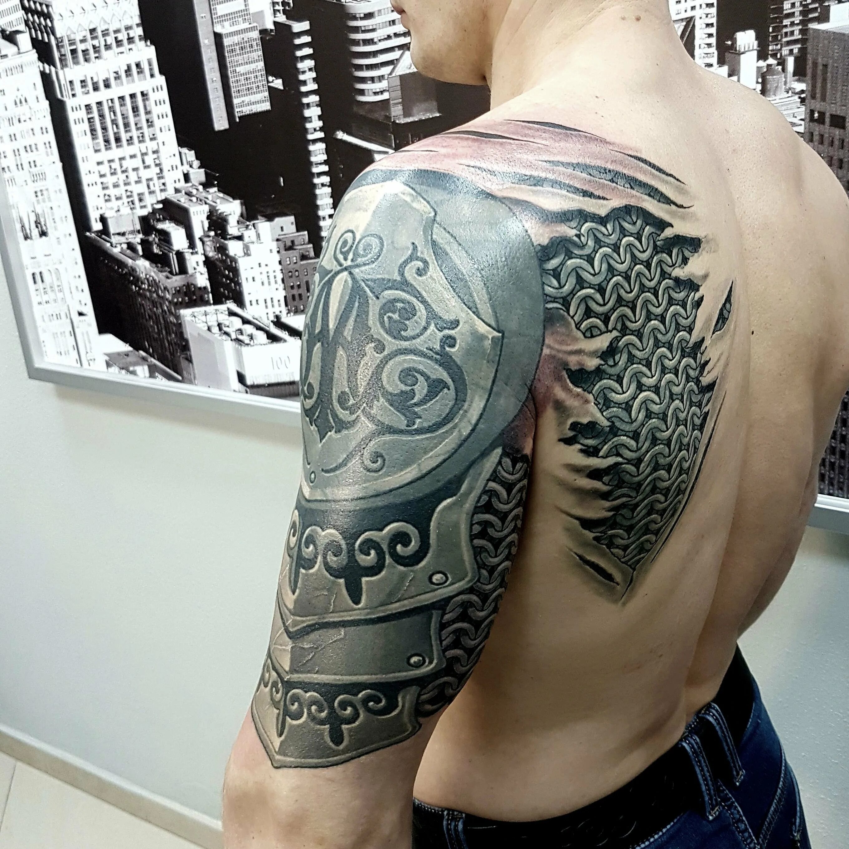 Мужские тату цены. Tattoo na plechyo. Мужская тату. Татуировки на плече. Тату на плече мужские.