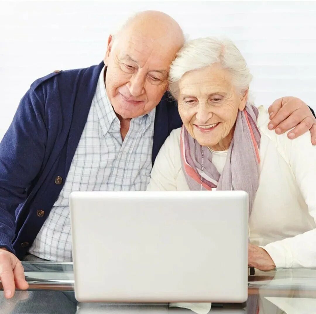 Мобильный интернет для пенсионера. Пожилой человек за компьютером. Пенсионеры. Компьютерная грамотность для пожилых людей. Пожилые люди.