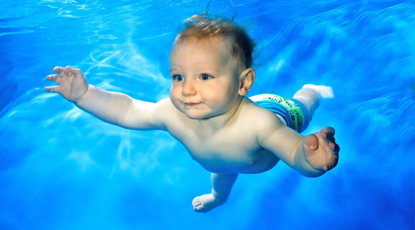 Аква бэби грудничковое плавание. Ребенок плывет. Swimming Lessons Baby. Мама я плыву москва