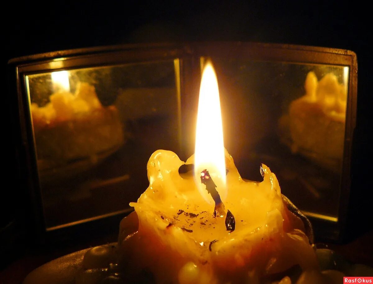 Клип свечи горят. Горящая свеча. Горящие свечи. Свеча горела. Свечка горит.