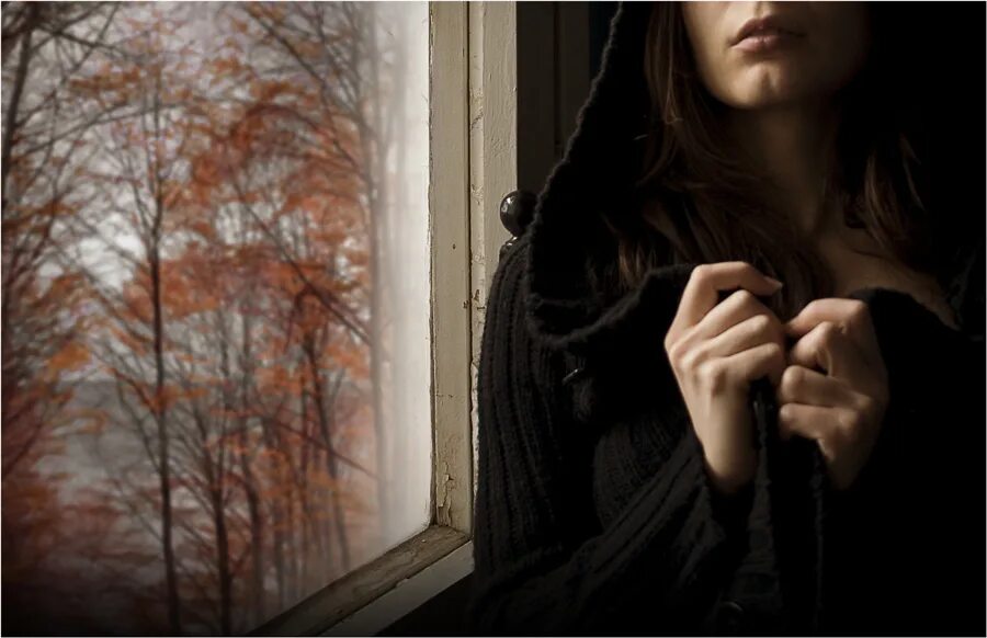 Очень грустные фото. Девушка у окна осень. Грусть печаль поседевшей вдовы 6 букв. Печаль. Девушка дождь грусть.