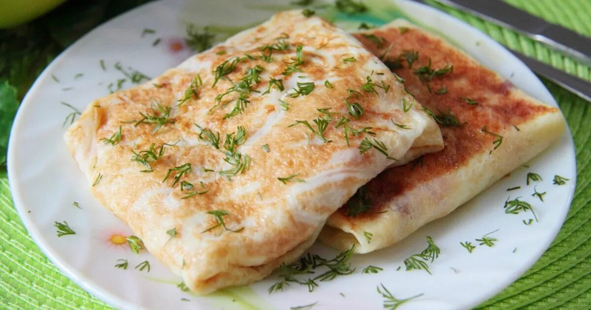 Конвертик из омлета с сыром. Омлет конвертиком. Яичные конвертики с сыром и ветчиной. Конверт из омлета. Омлет конвертиком.