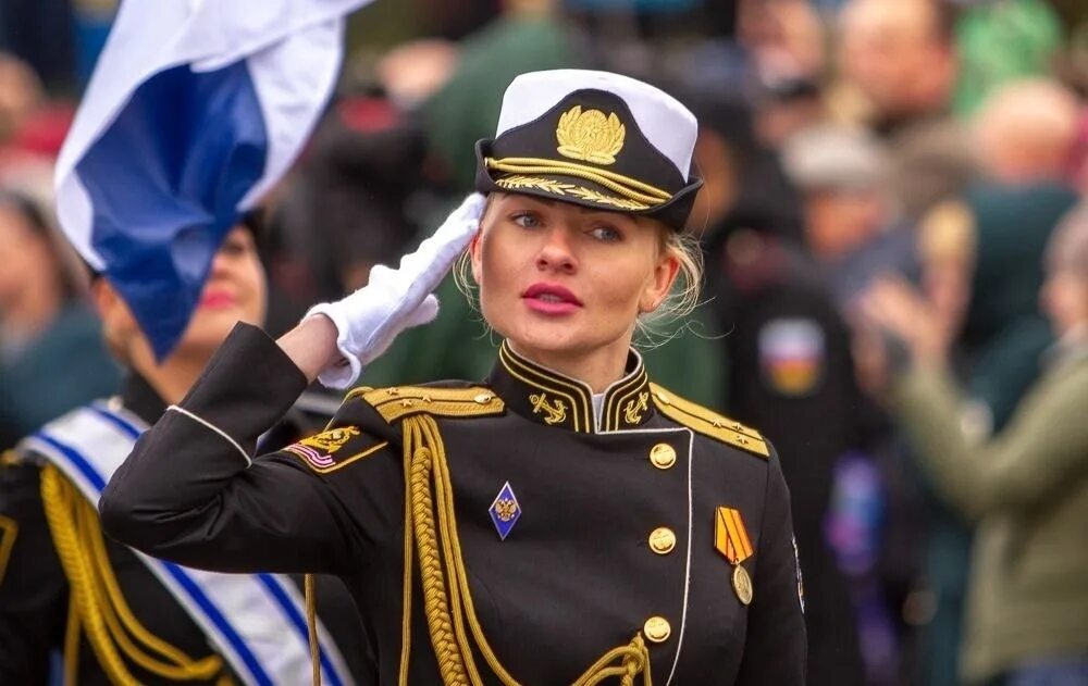 Парадная жена. День вмф североморск 2019. женская парадная форма вмф. женщины в военно морской форме. женская форма на флоте.