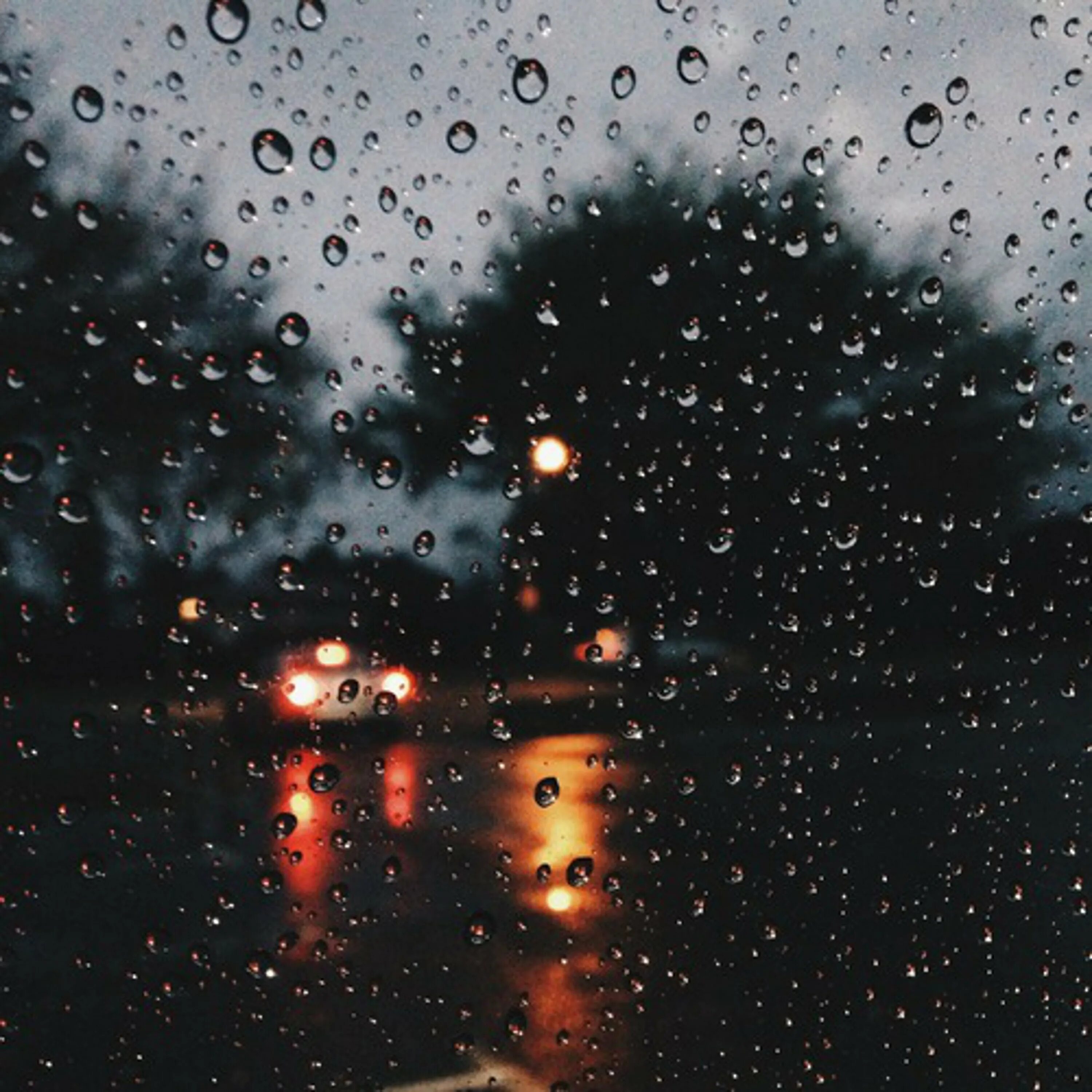 Дождь Эстетика. "Дождливый вечер". Эстетика дождливого вечера. Дождь ночью. За окном дождь ночь фонари тает первый