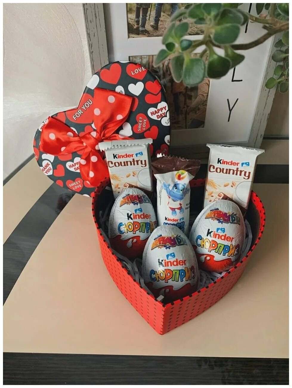 Kinder box. Сладкий набор Киндер. Киндер коробка подарок. Подарочный бокс Киндер. Набор Киндер коробка.