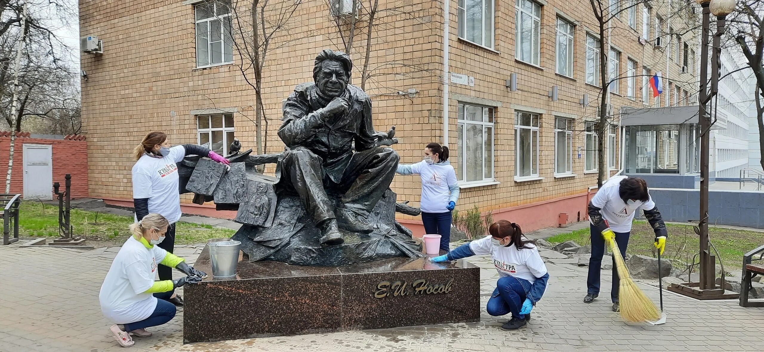 Памятник Носову в Курске. Забота о памятниках истории и культуры. Забота о памятниках культуры. Фото на памятник