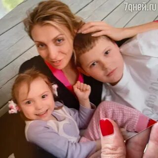 С женой и ее дочерью