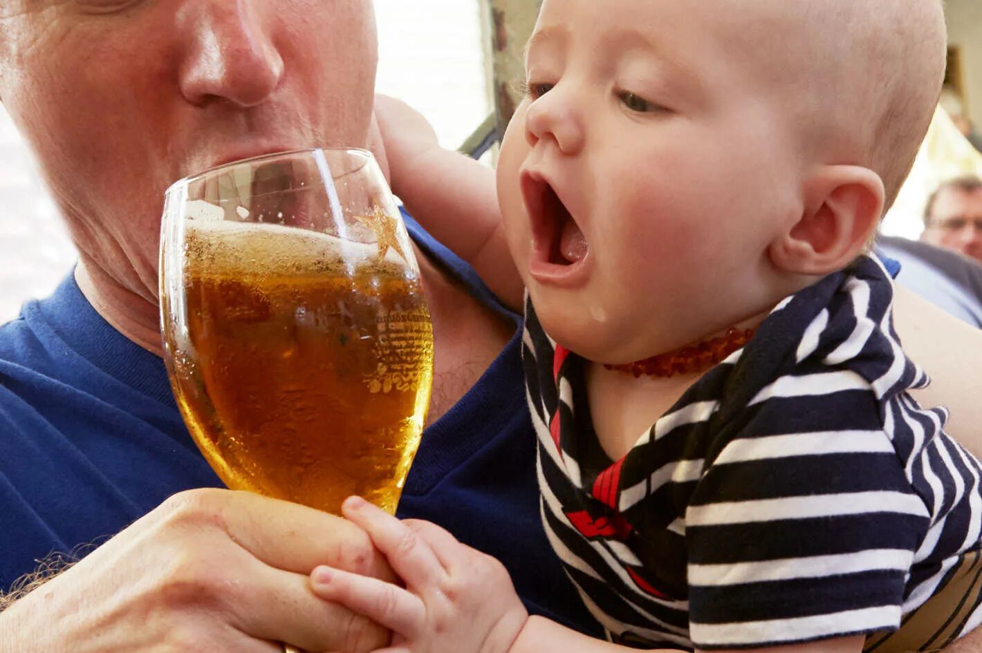 Дети пьют вино. Ребенок с пивом. Малыш с пивом. Квас для детей. Дети пьют пиво.