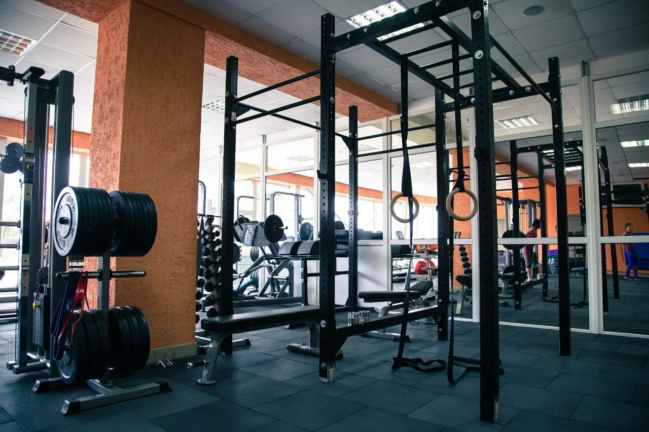 Гоголя 128 нирвана. Нирвана курган тренажерный. Нирвана курган тренажерный зал. Nirvana спортклуб. Спортзал курган.