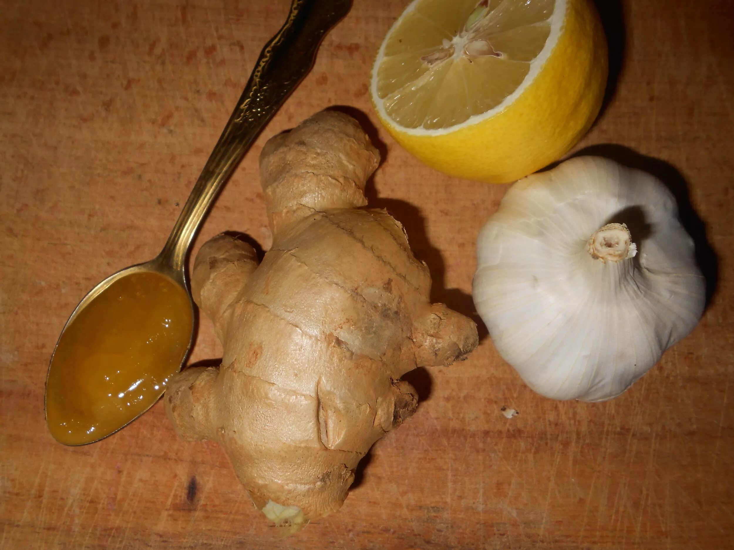 Смесь с имбирем лимоном и медом. Смесь лимонов чеснока и меда. Мед с лимоном. Смесь лимонов чеснока и меда. Лимон с имбирем.