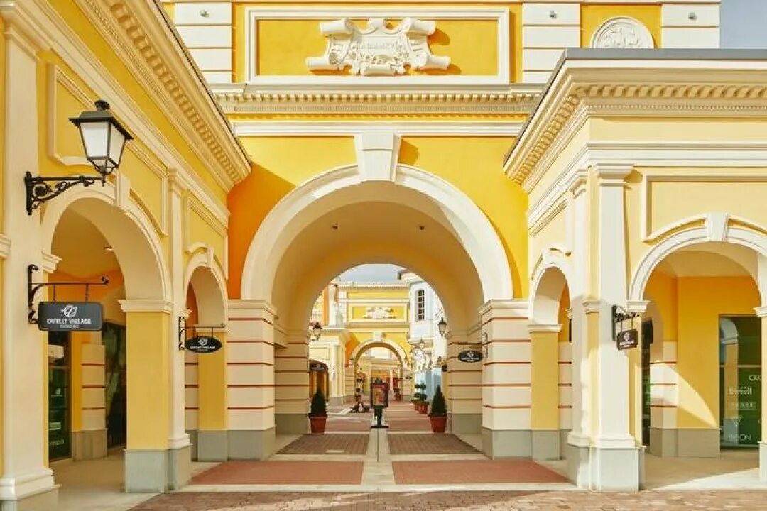 Outlet петербург. Аутлет Вилладж Пулково Санкт-Петербург. Outlet Village Питер. Outlet Village Пулково. ТЦ аутлет Пулково.