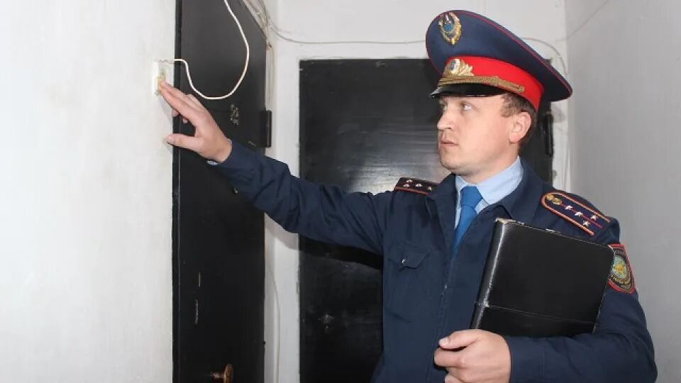 Ответственный участковый. Участковый инспектор полиции. Поквартирный обход полиции. Участковый Казахстан. Обход участкового.