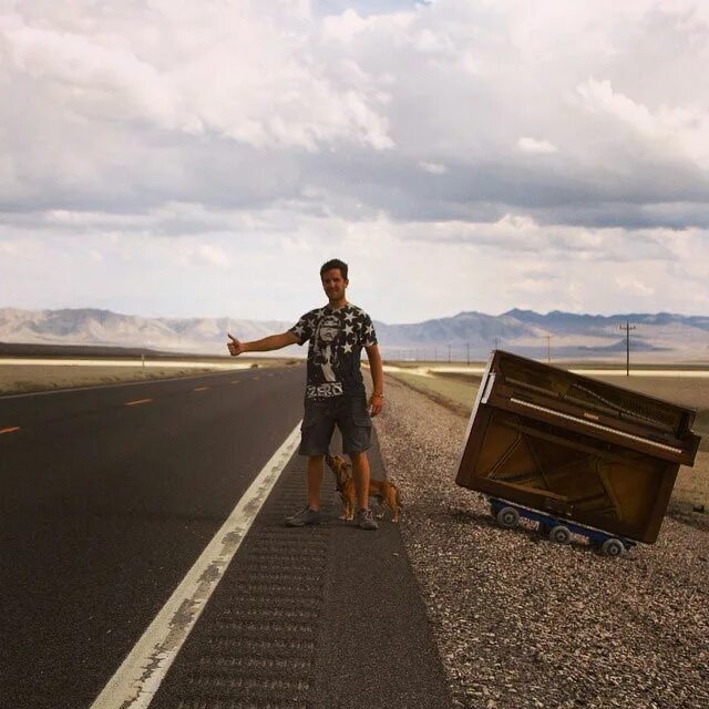 Путешествие автостоп. Люди путешествуют. Дальний путь. Путешествуем автостопом ссср. Путник на дороге.