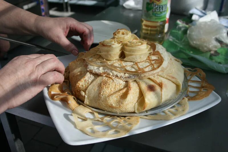 Фигурки из блинов на масленицу. Блюда на Масленицу. Украшения из блинов. Украшение блинов на Масленицу. Украшения из блинов на Масленицу.