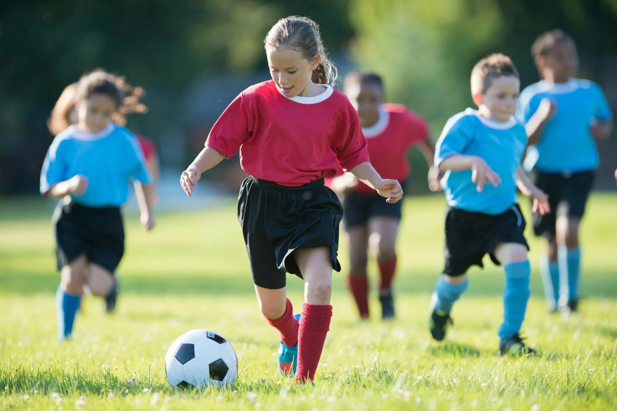 I can playing football. Футбол дети. Спорт футбол дети. Ребенок играющий в футбол. Дети играют в футбол.