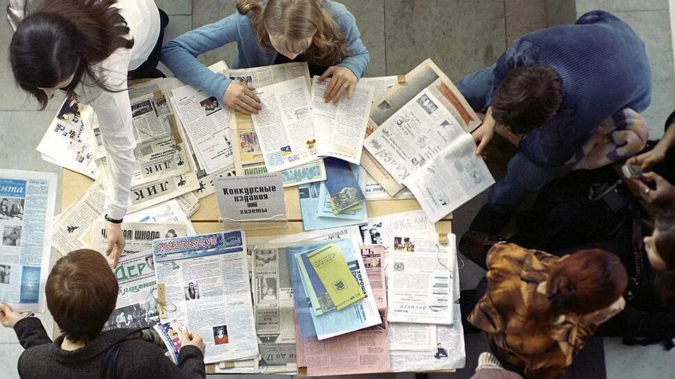 журналистика газет и журналов. газетная журналистика. журналистика газета. журналист газеты картинка. газеты и журналы.