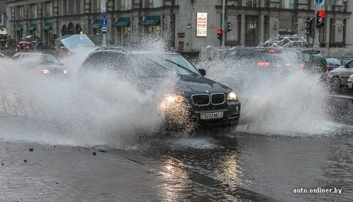 обрызгала машина. водила обрызгавший прохожих. машина обрызгала пешехода. обрызгал пешехода. облила машина.