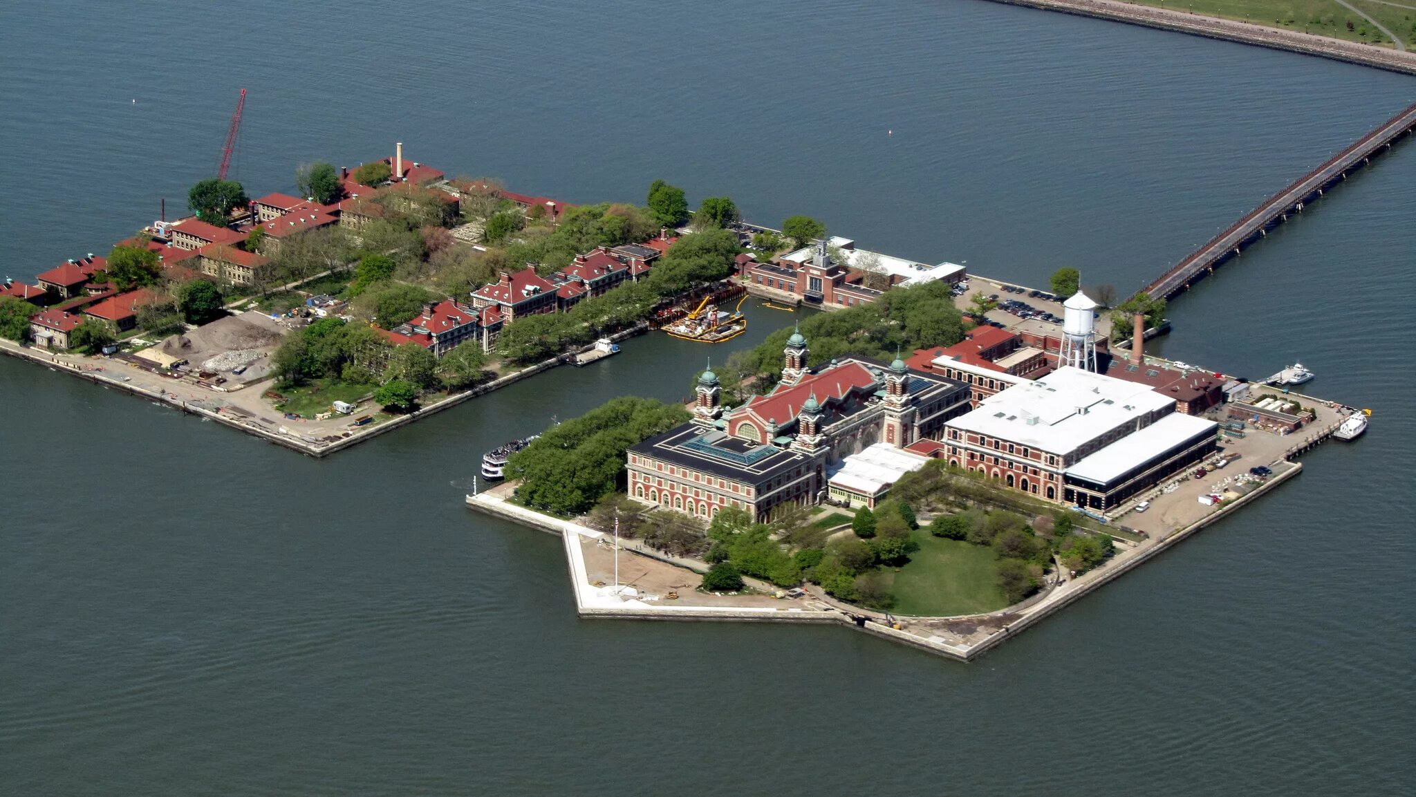 Ellis island. Остров Эллис-Айленд. Остров Эллис США. Остров Эллис Айленд статуя свободы. Эллис в Нью Йорке.