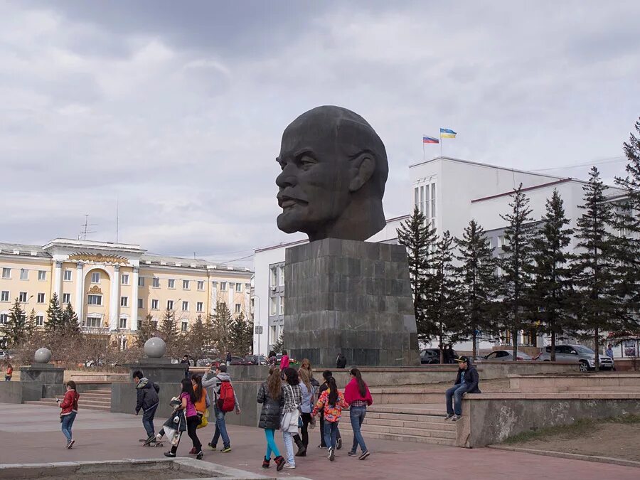 Ленин в улан. Памятник Ленину (Улан-Удэ). Площадь Ленина Улан-Удэ. Памятник Ленину (Улан-Удэ) 2021. Голова Ленина в Улан-Удэ.