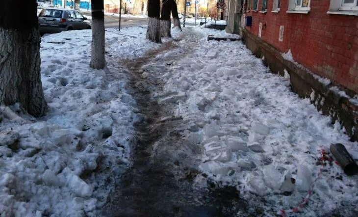 Снег по колено. Лед в Саратове без снега. Неочищенная от снега улица в деревне. Зима в Саратовской области.