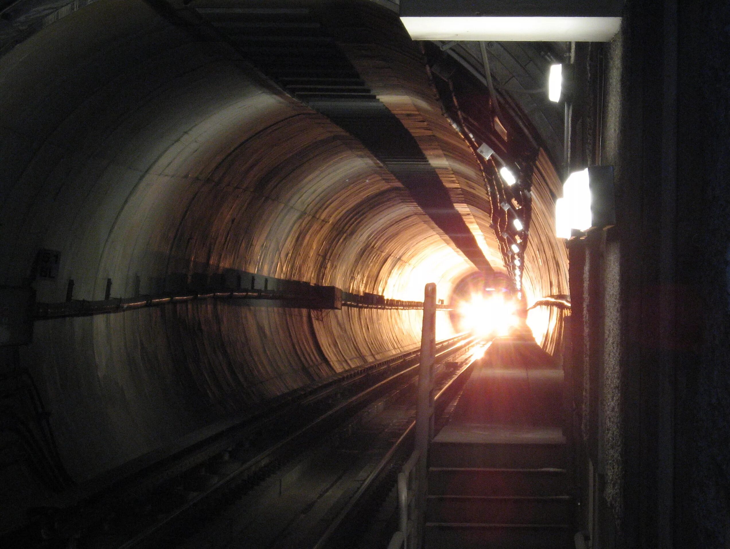 Перед входом в тоннель пассажирского поезда. Поезд в тоннеле. Тоннель метро. Поезд в тоннеле метро. Свет поезда в тоннеле.