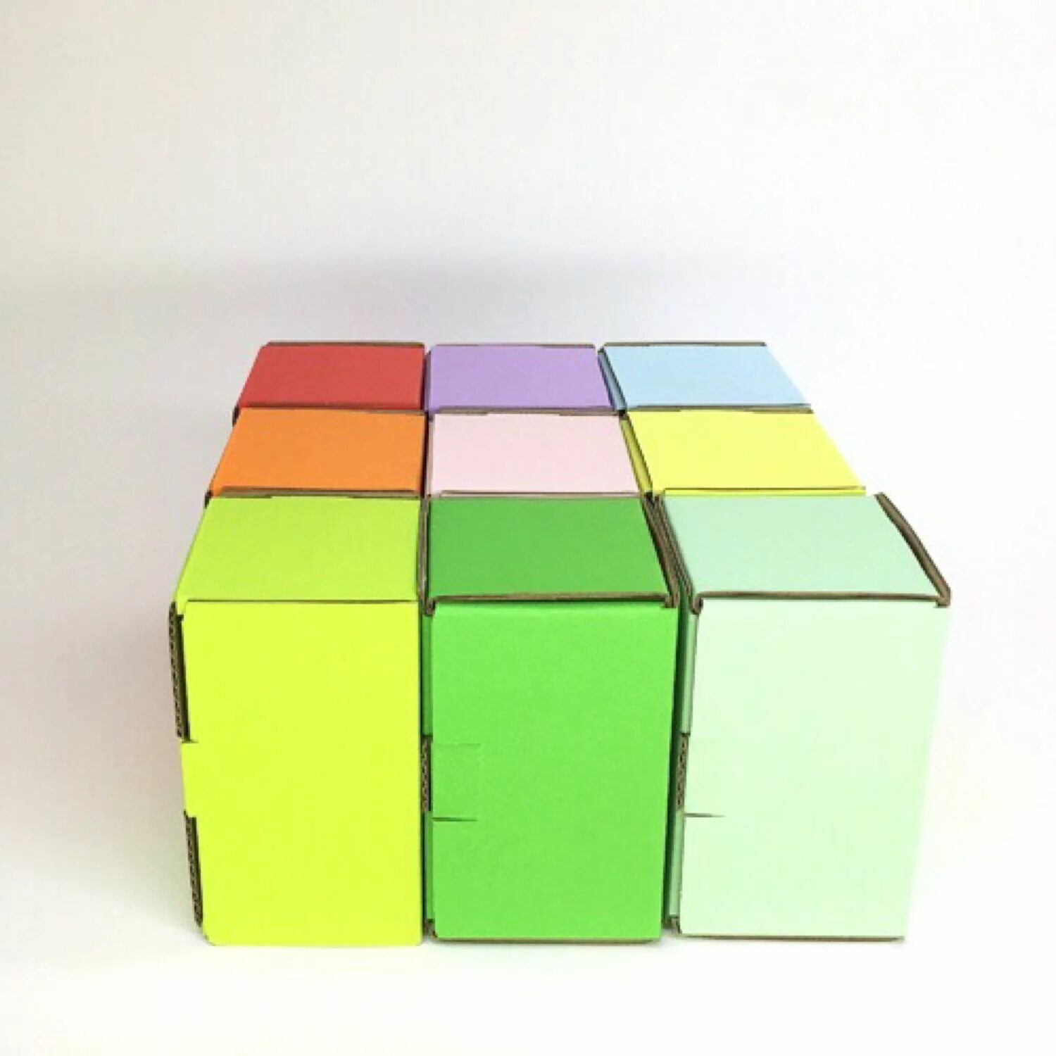 Коробки картонные цветные. Коробки картонные большие цветные. Разноцветные коробочки. Разноцветные пластиковые контейнеры. Цветная коробка для детей.