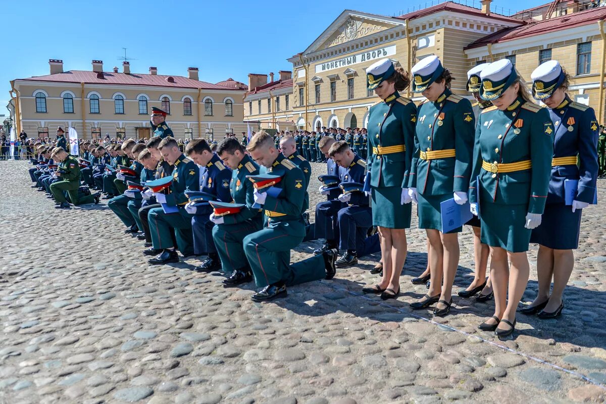 Военный мед институт. Курсантки военно медицинской Академии СПБ. Военный институт физической культуры Санкт-Петербург выпуск. Курсанты ВИФК. Выпуск офицеров ВМЕДА 2022.