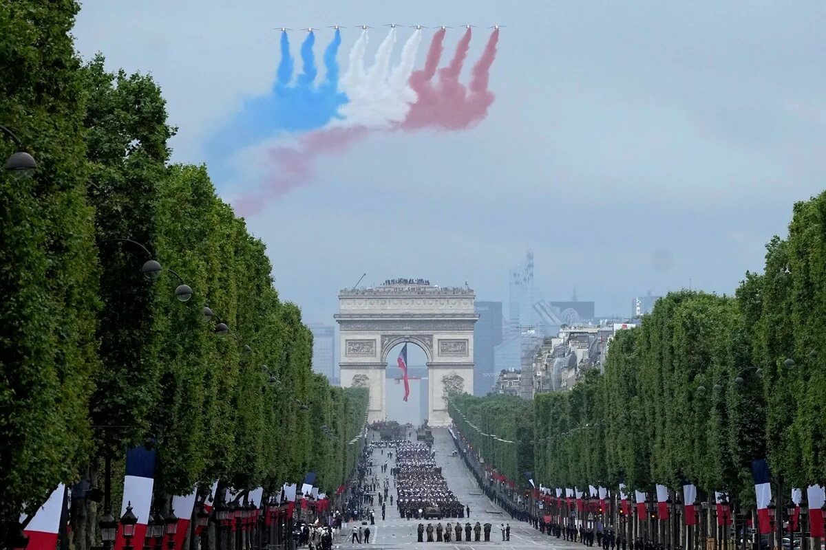День взятия Бастилии во Франции праздник. Париж Елисейские поля парад. Военный парад на Елисейских полях 14 июля. 14 Июля день взятия Бастилии.