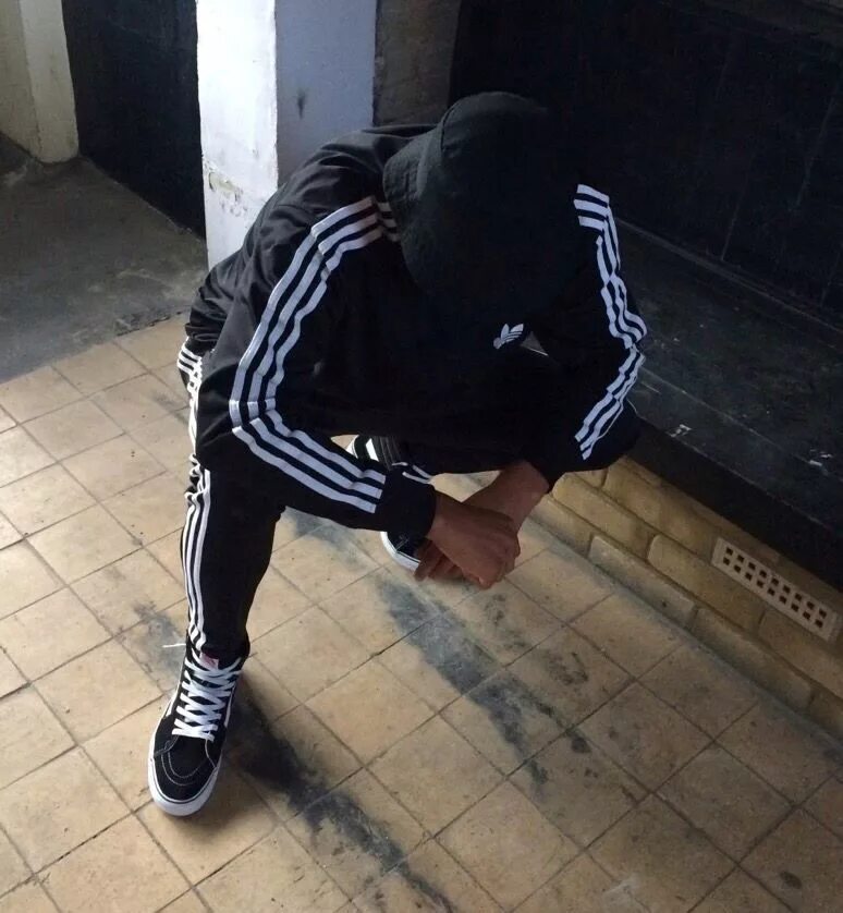 Пацана это адидас. Парни в adidas. Пауан в адинасе. Пацана это адидас. Парень в адидасе.