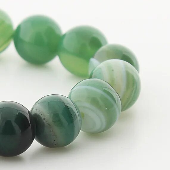 Кольцо агат изумрудный зеленый. Агат изумрудный бусины. Агат изумрудный бусины. Агат и изумруд. Изумруд агат.