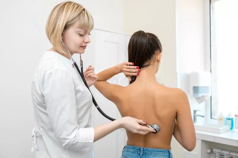 Прослушивание сердца стетоскопом. Stethoscope девушка. Женщина врач прослушивает стетоскопом. Врач слушает девушку. Прием терапевта.